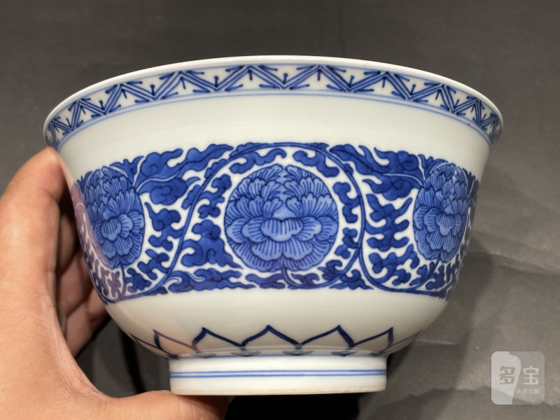 清乾隆 青花缠枝牡丹花卉纹碗 - 图4